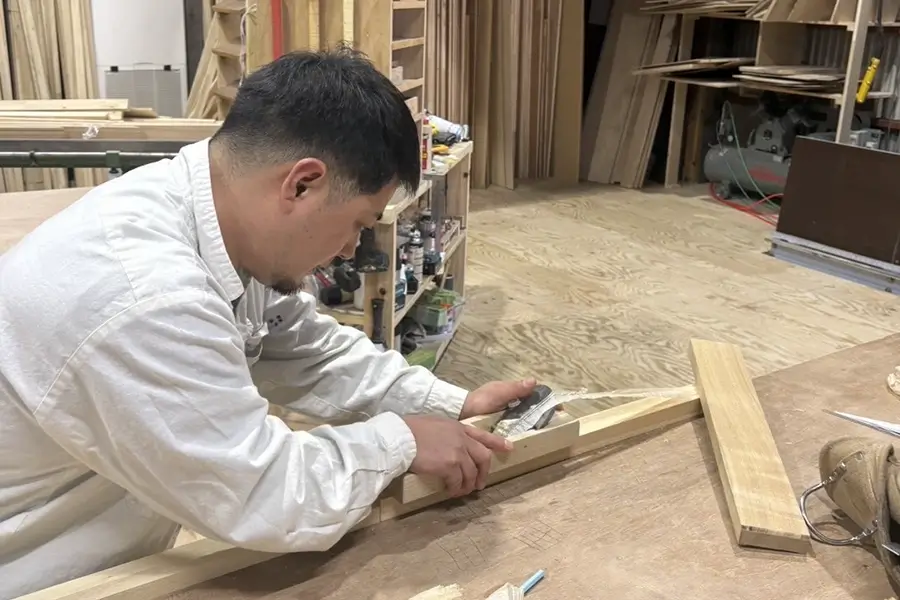 鉋がけをする代表